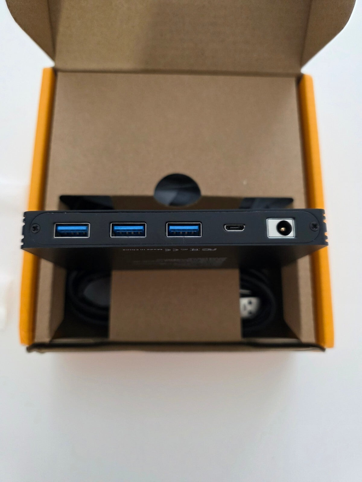 KVM Switch 2 PC 1 Monitor 8K@60Hz HDMI 2.1 USB 3.0