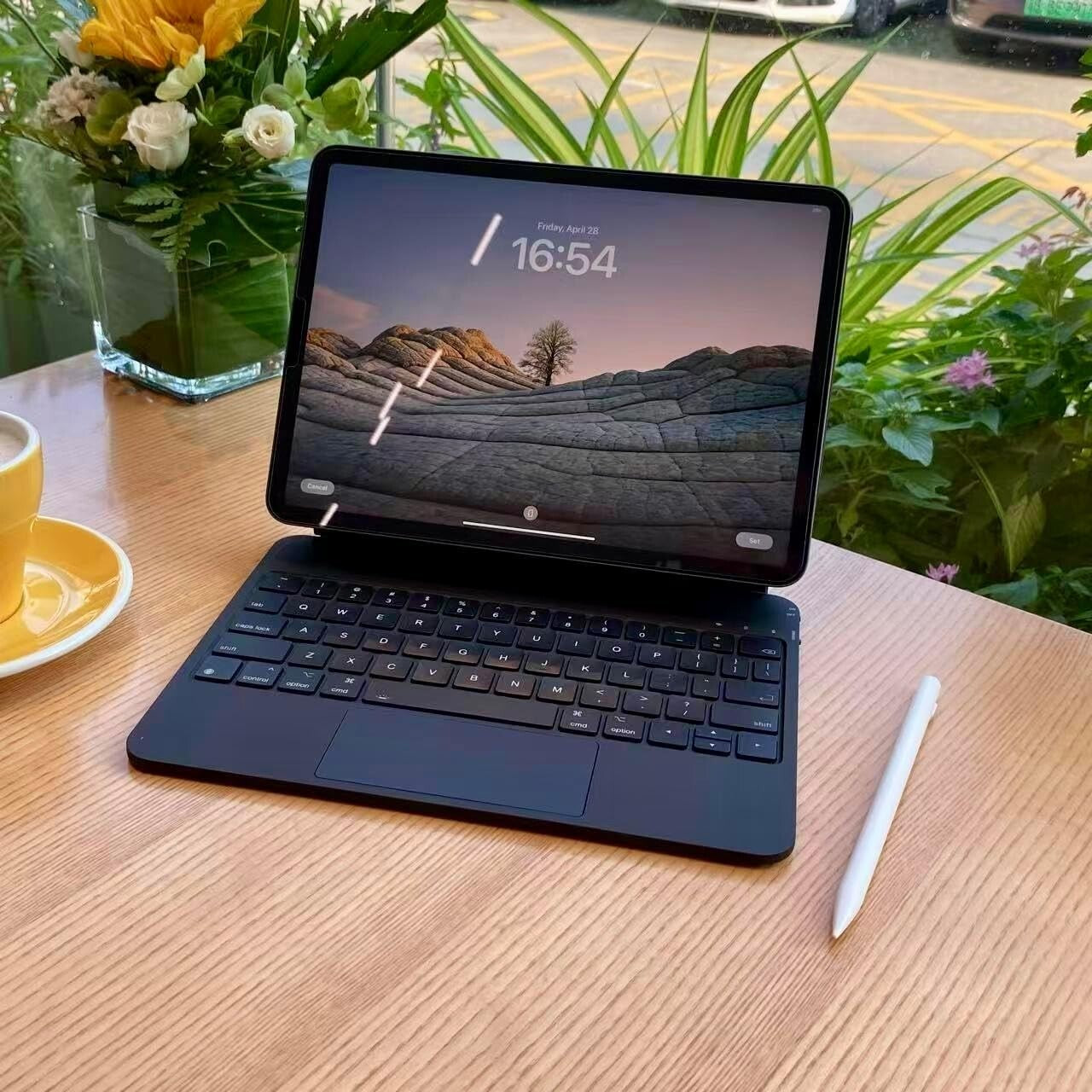 Magic Keyboard Case für iPad Pro 12,9" & Air 13" QWERTZ Schwarz