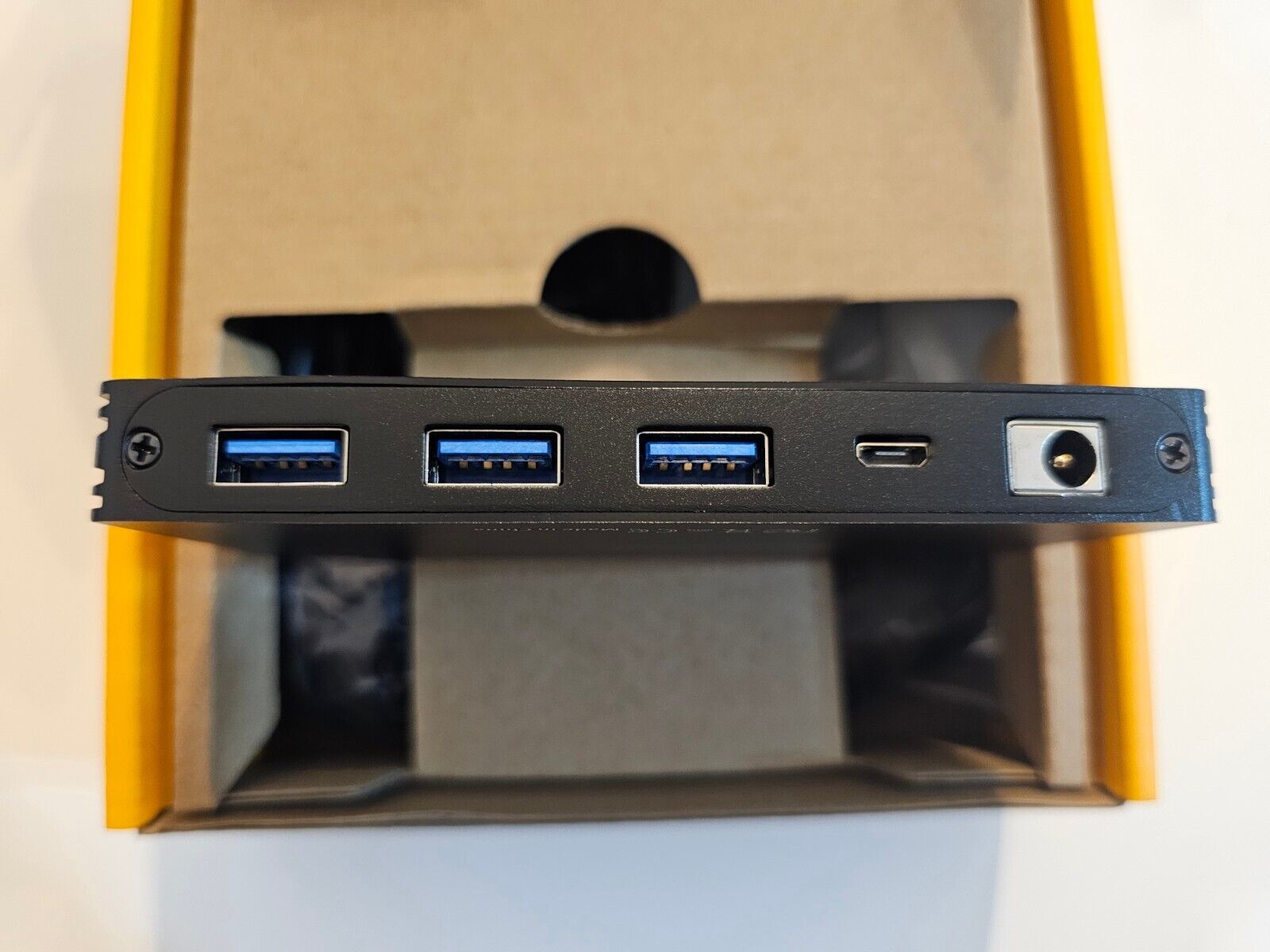 KVM Switch 8K@60Hz/4K@120Hz für 2 Computer, die sich 1 Monitor und 3 USB3.0-Gerä