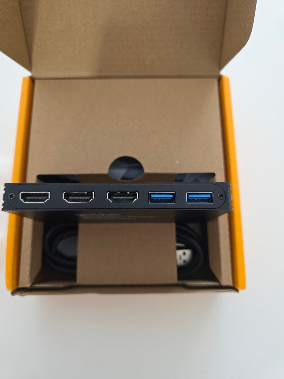 KVM Switch 2 PC 1 Monitor 8K@60Hz HDMI 2.1 USB 3.0
